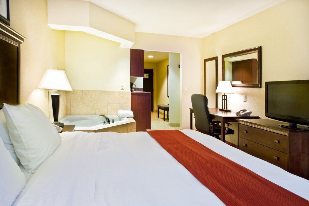 Holiday Express & By Ihg Clewiston